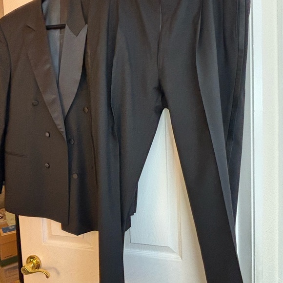 Elegant Black Double-Breasted Tuxedo - Picture 1 of 4